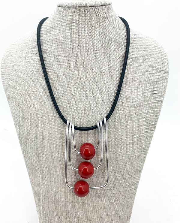 NKL146 TRIPLE T NECKLACE red