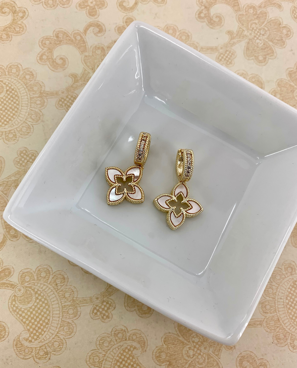 ER9261 GP-MOP FLOWER STATION EARRING