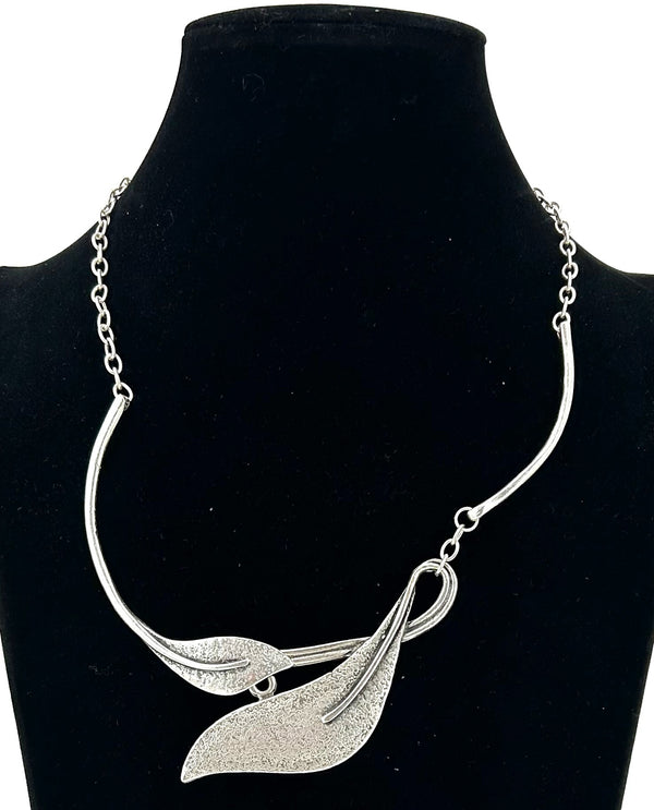 ENTWINED LEAF NECKLACE
